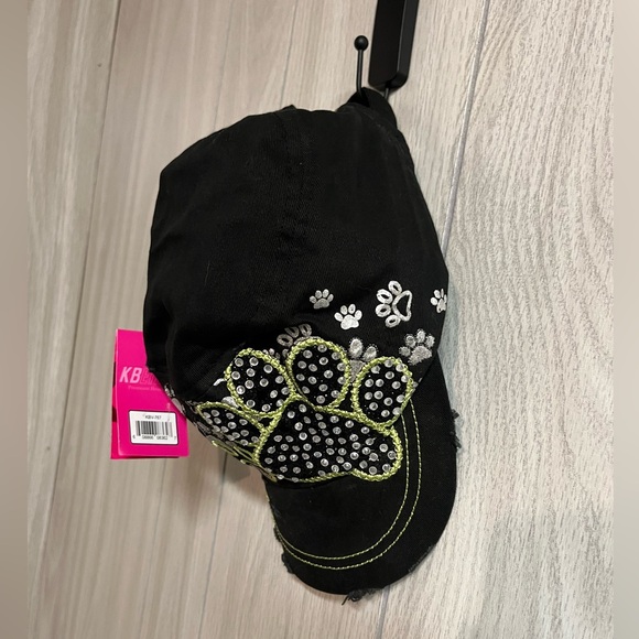 **NEW**Paw Print Hat - Picture 1 of 3